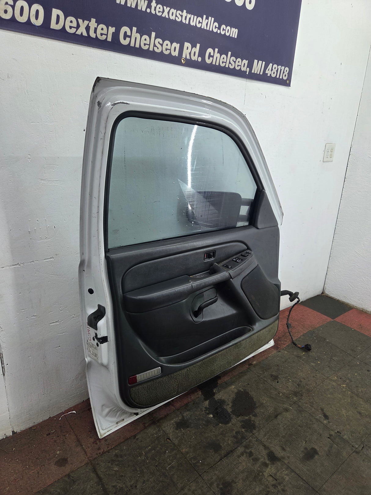 1999-2006 Chevrolet Silverado / GMC Sierra 1500 2500 3500 HD Front Driver Side Door LH