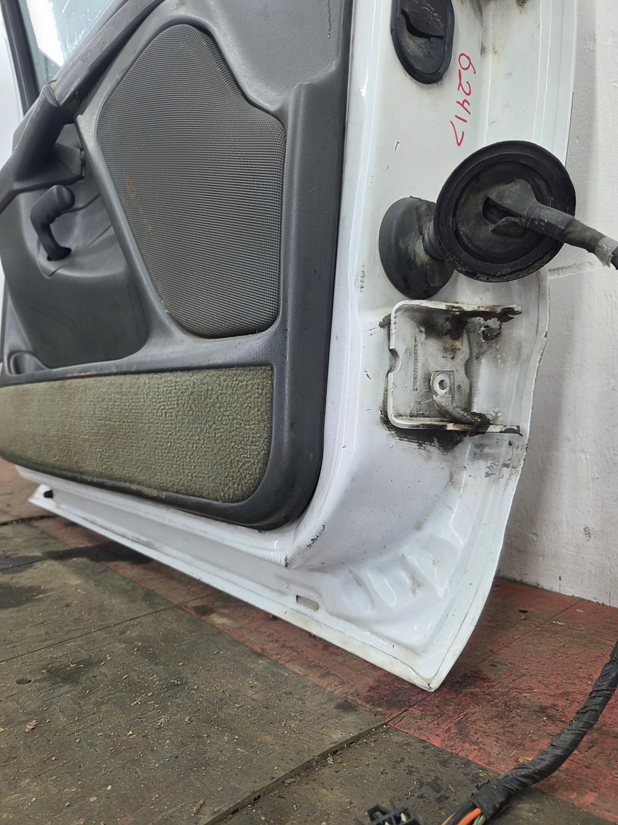 1999-2006 Chevrolet Silverado / GMC Sierra 1500 2500 3500 HD Front Driver Side Door LH