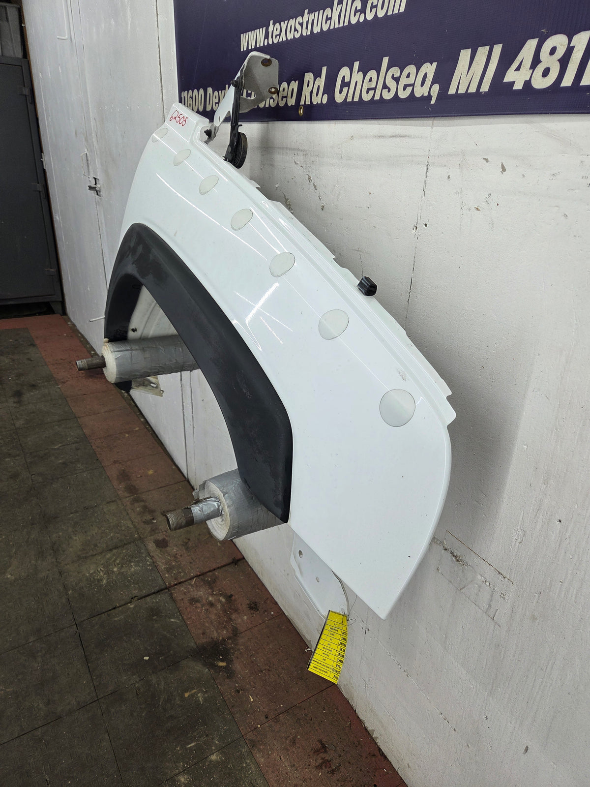 2003-2007 Chevrolet Silverado / Tahoe / Suburban 1500 2500 3500 HD RH Passenger Side "Cateye" Front Fender