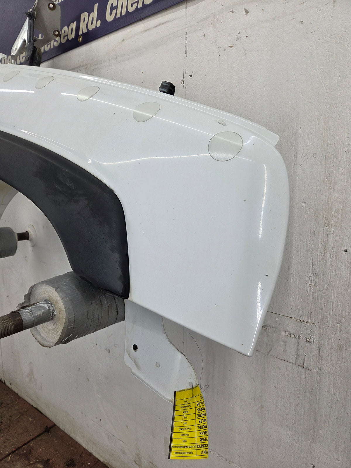 2003-2007 Chevrolet Silverado / Tahoe / Suburban 1500 2500 3500 HD RH Passenger Side "Cateye" Front Fender