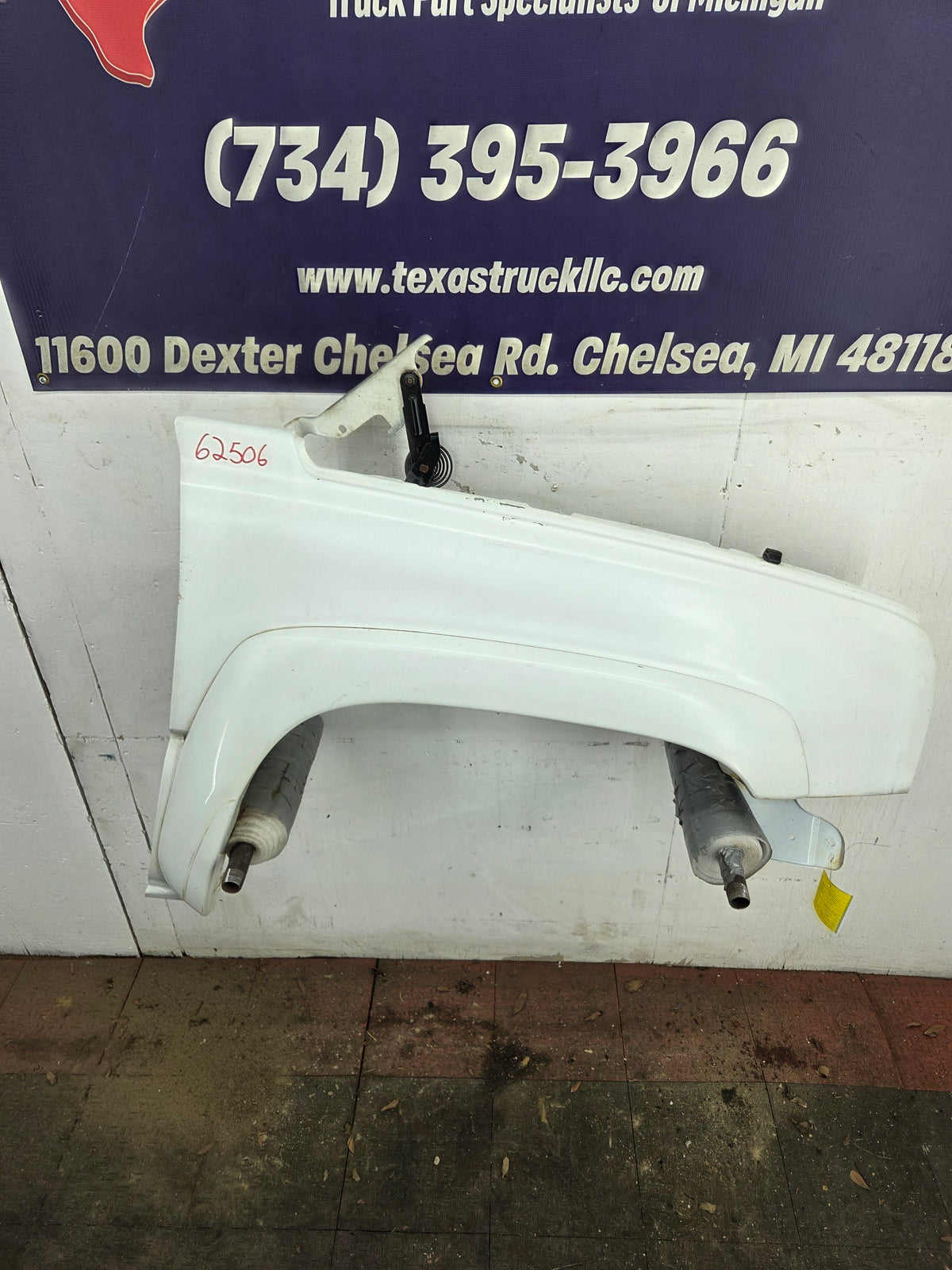 2003-2007 Chevrolet Silverado / Tahoe / Suburban 1500 2500 3500 HD RH Passenger Side "Cateye" Front Fender