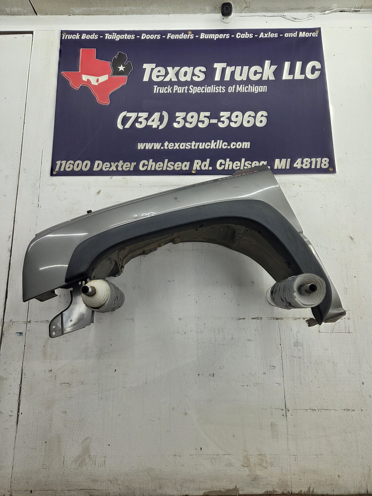 2003-2007 Chevrolet Silverado / Tahoe / Suburban 1500 2500 3500 HD LH Driver Side "Cateye" Front Fender