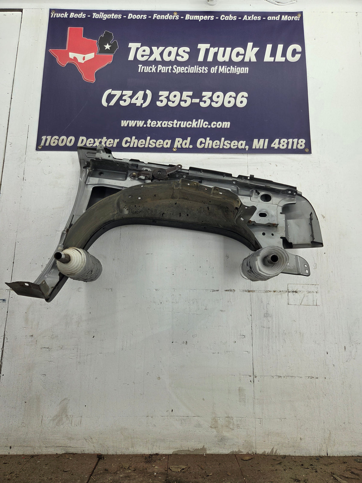 2003-2007 Chevrolet Silverado / Tahoe / Suburban 1500 2500 3500 HD LH Driver Side "Cateye" Front Fender