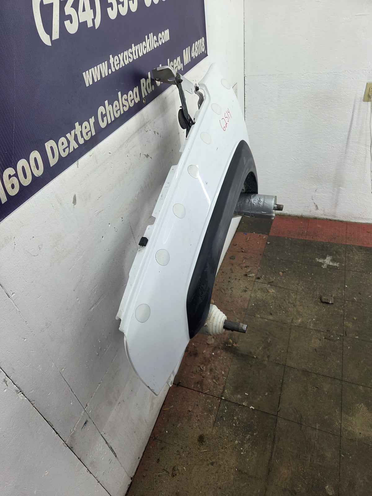 2003-2007 Chevrolet Silverado / Tahoe / Suburban 1500 2500 3500 HD LH Driver Side "Cateye" Front Fender