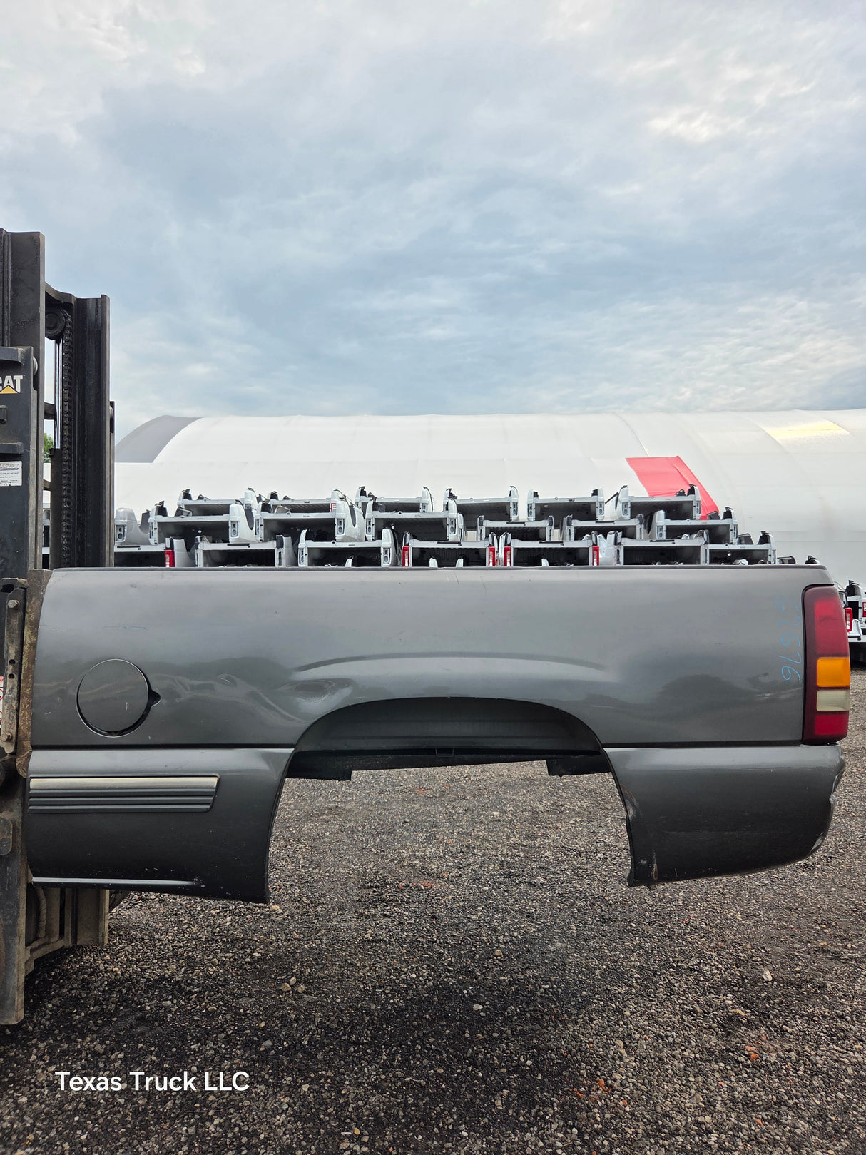 1999-2007 Chevrolet Silverado / GMC Sierra 1500 2500HD 3500HD 6' 6" Short Truck Bed *Damage