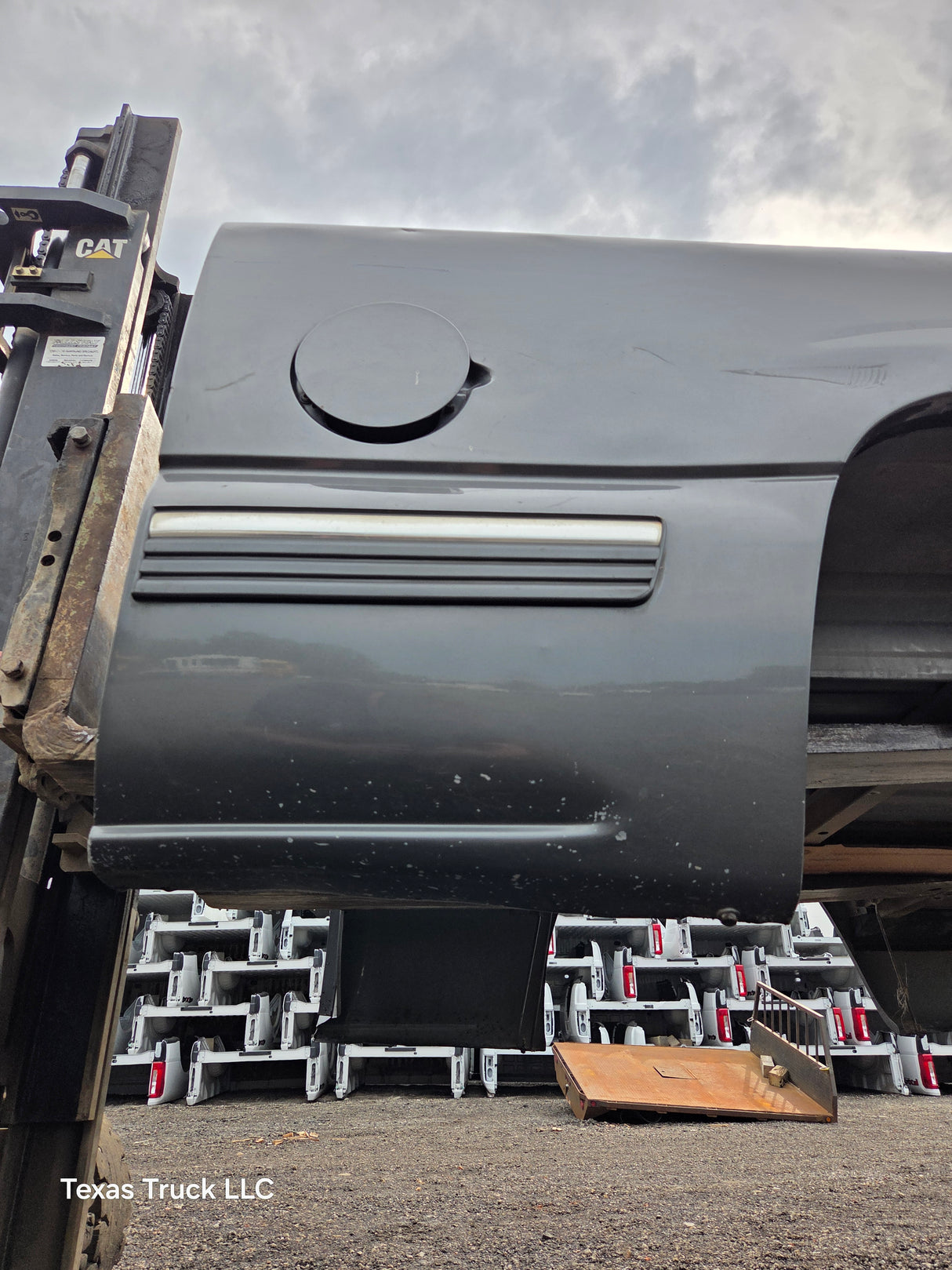 1999-2007 Chevrolet Silverado / GMC Sierra 1500 2500HD 3500HD 6' 6" Short Truck Bed *Damage