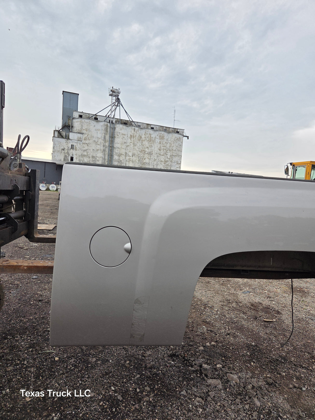 2007-2013 Chevrolet Silverado 1500 2500 3500 HD 6' 6" Short Truck Bed - Fine Silver Birch Metallic