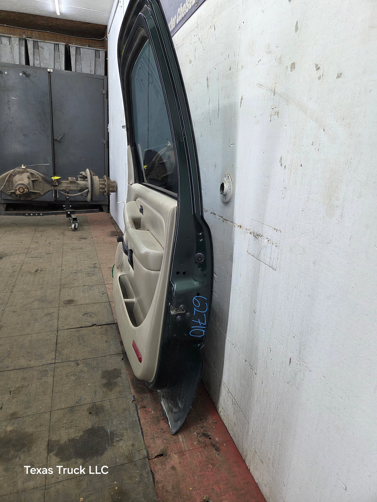 1999-2006 Chevrolet Silverado / GMC Sierra 1500 2500 3500 HD Front Passenger side Door RH