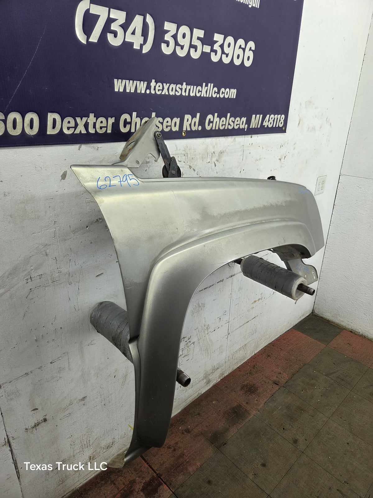 2003-2007 Chevrolet Silverado / Tahoe / Suburban 1500 2500 3500 HD RH Passenger Side "Cateye" Front Fender
