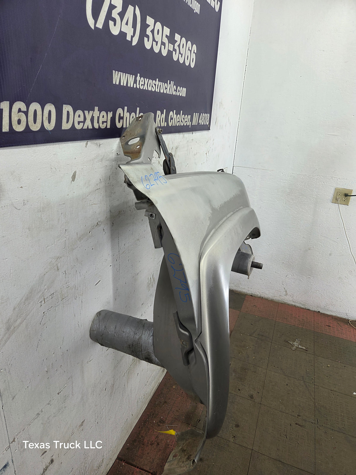 2003-2007 Chevrolet Silverado / Tahoe / Suburban 1500 2500 3500 HD RH Passenger Side "Cateye" Front Fender