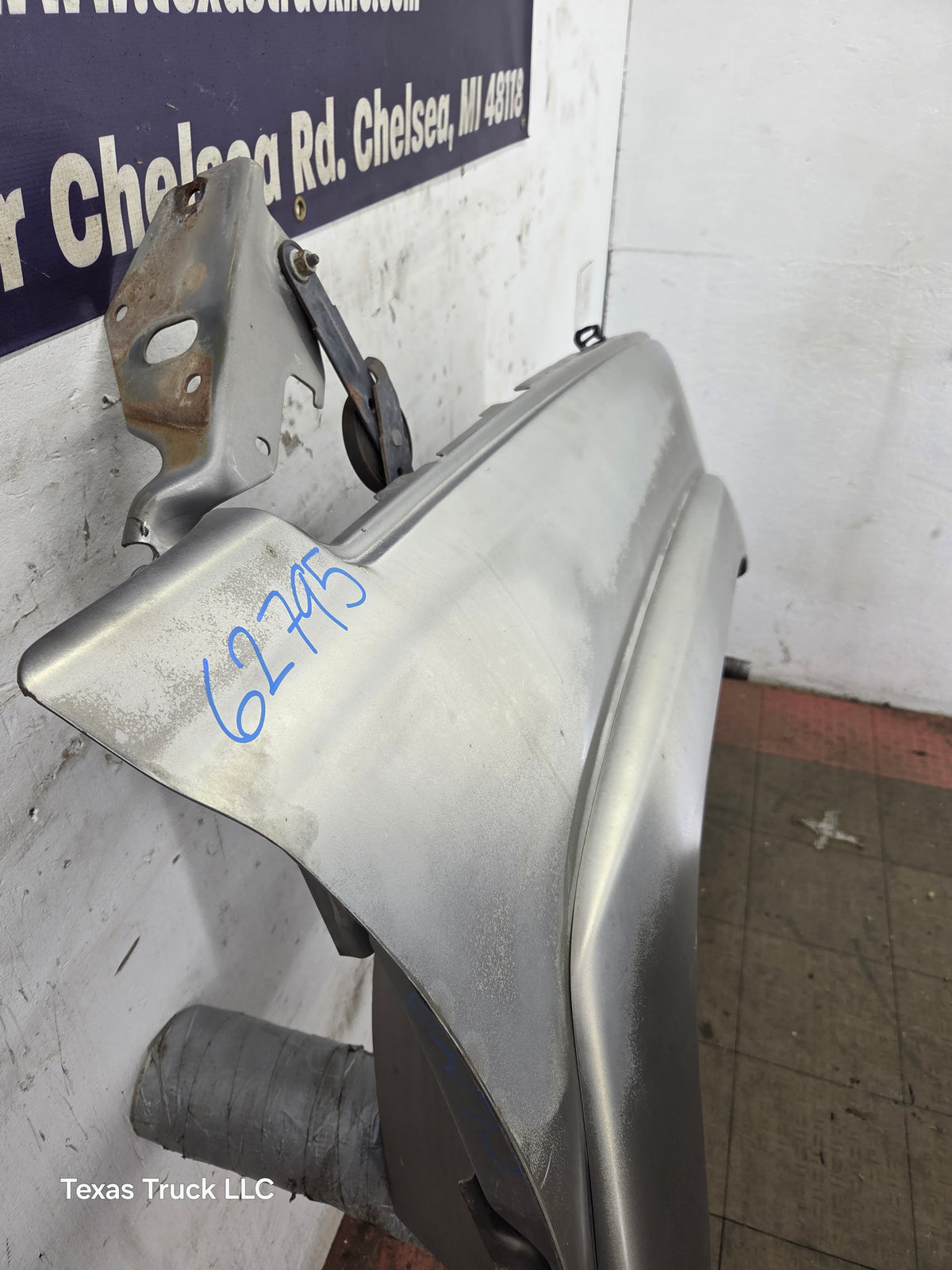 2003-2007 Chevrolet Silverado / Tahoe / Suburban 1500 2500 3500 HD RH Passenger Side "Cateye" Front Fender