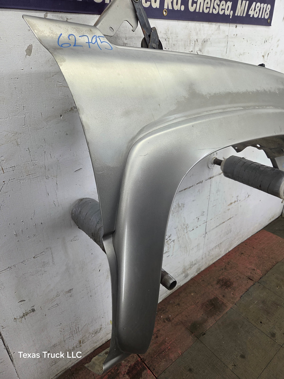 2003-2007 Chevrolet Silverado / Tahoe / Suburban 1500 2500 3500 HD RH Passenger Side "Cateye" Front Fender