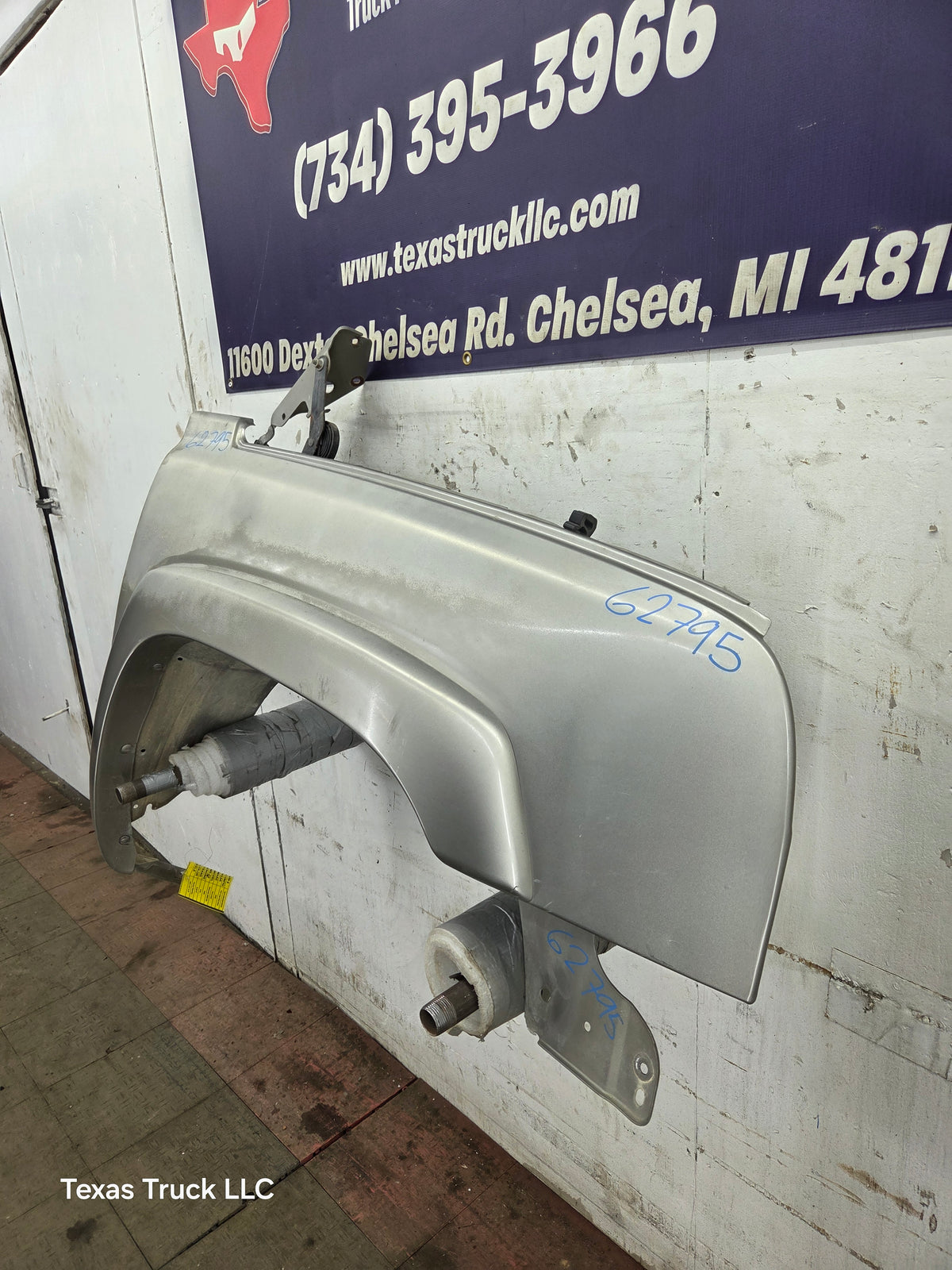 2003-2007 Chevrolet Silverado / Tahoe / Suburban 1500 2500 3500 HD RH Passenger Side "Cateye" Front Fender