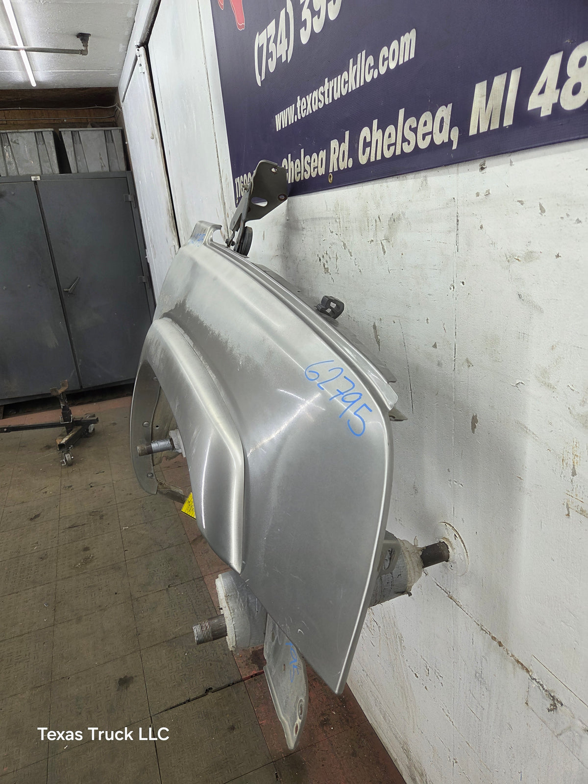 2003-2007 Chevrolet Silverado / Tahoe / Suburban 1500 2500 3500 HD RH Passenger Side "Cateye" Front Fender