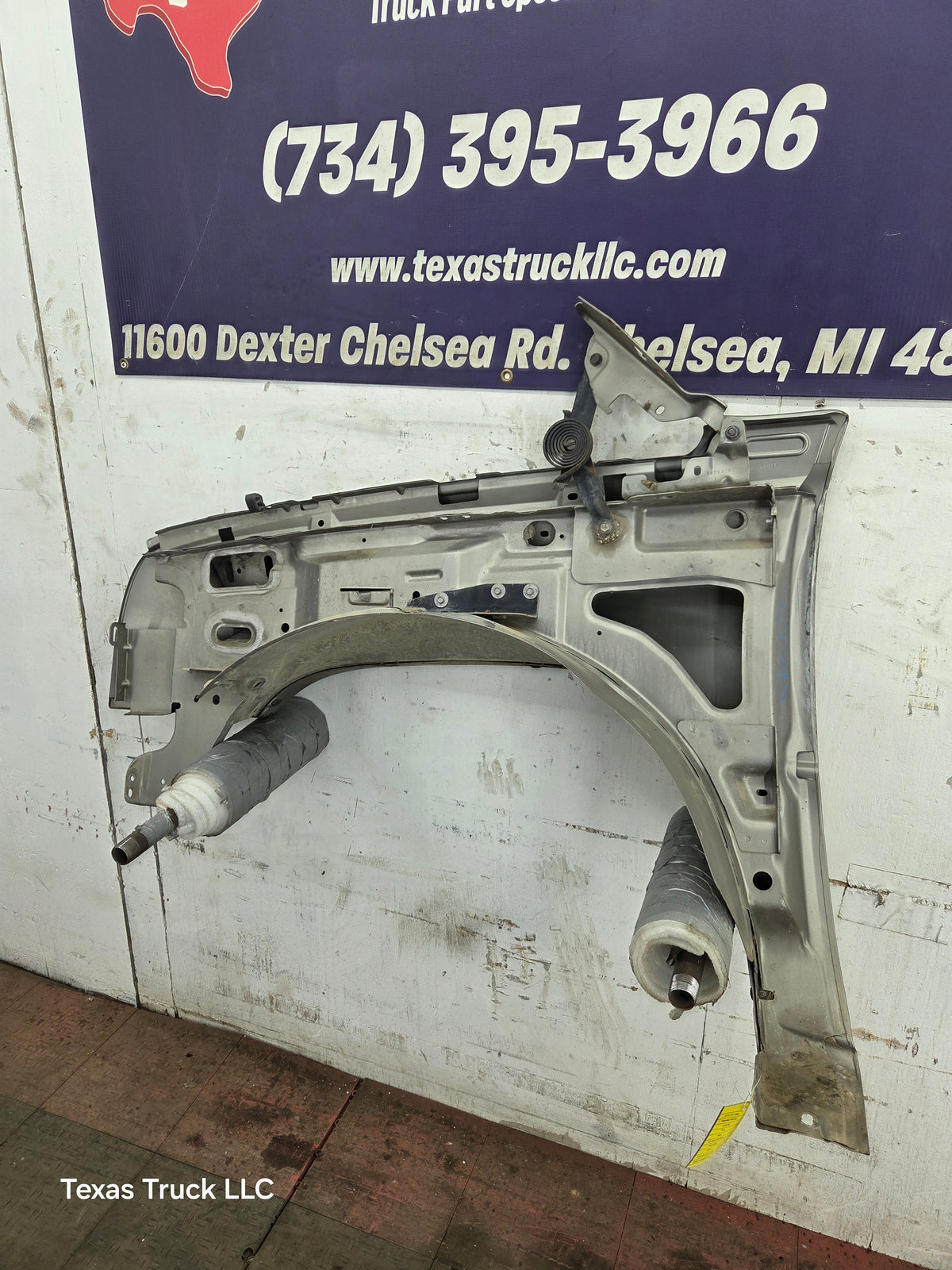 2003-2007 Chevrolet Silverado / Tahoe / Suburban 1500 2500 3500 HD RH Passenger Side "Cateye" Front Fender
