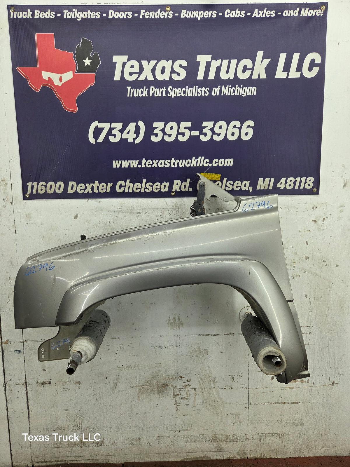 2003-2007 Chevrolet Silverado / Tahoe / Suburban 1500 2500 3500 HD LH Driver Side "Cateye" Front Fender