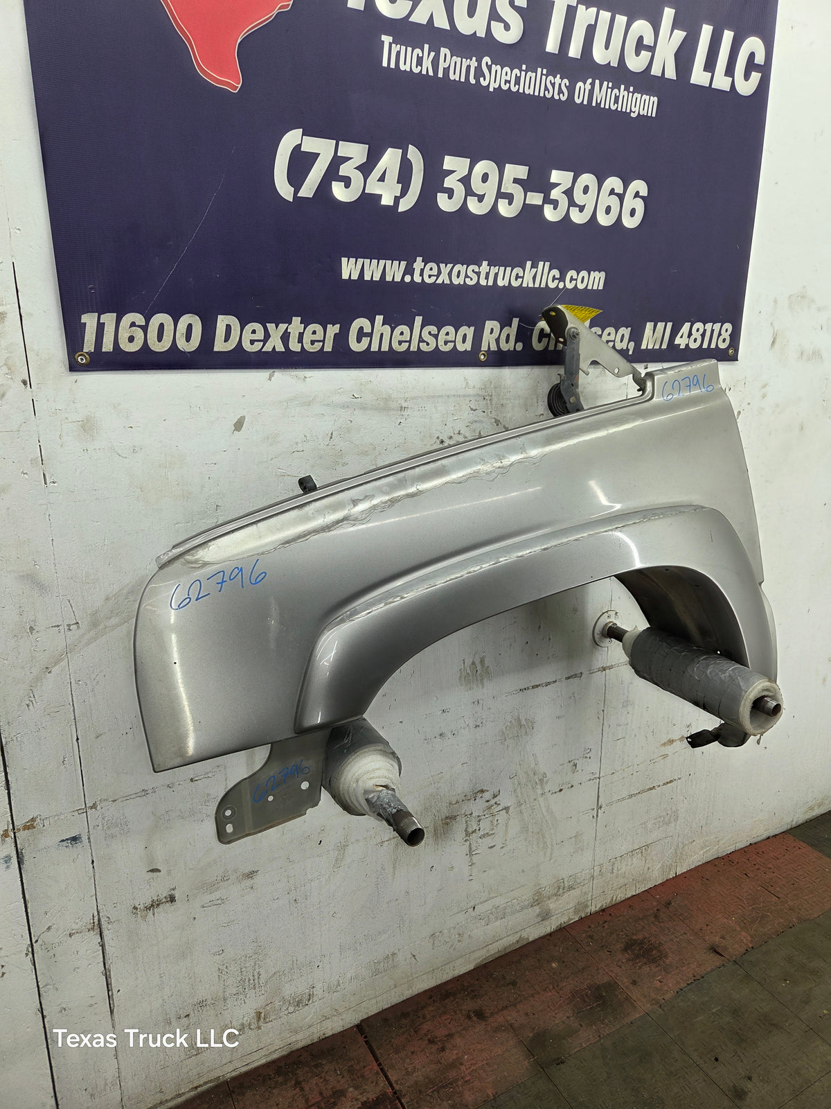 2003-2007 Chevrolet Silverado / Tahoe / Suburban 1500 2500 3500 HD LH Driver Side "Cateye" Front Fender
