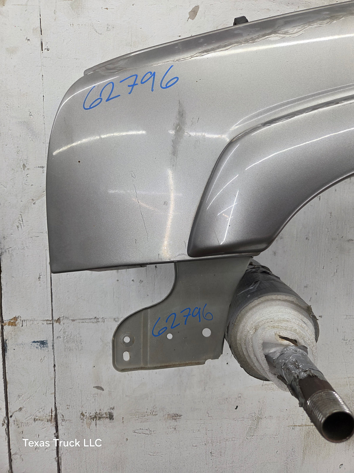 2003-2007 Chevrolet Silverado / Tahoe / Suburban 1500 2500 3500 HD LH Driver Side "Cateye" Front Fender
