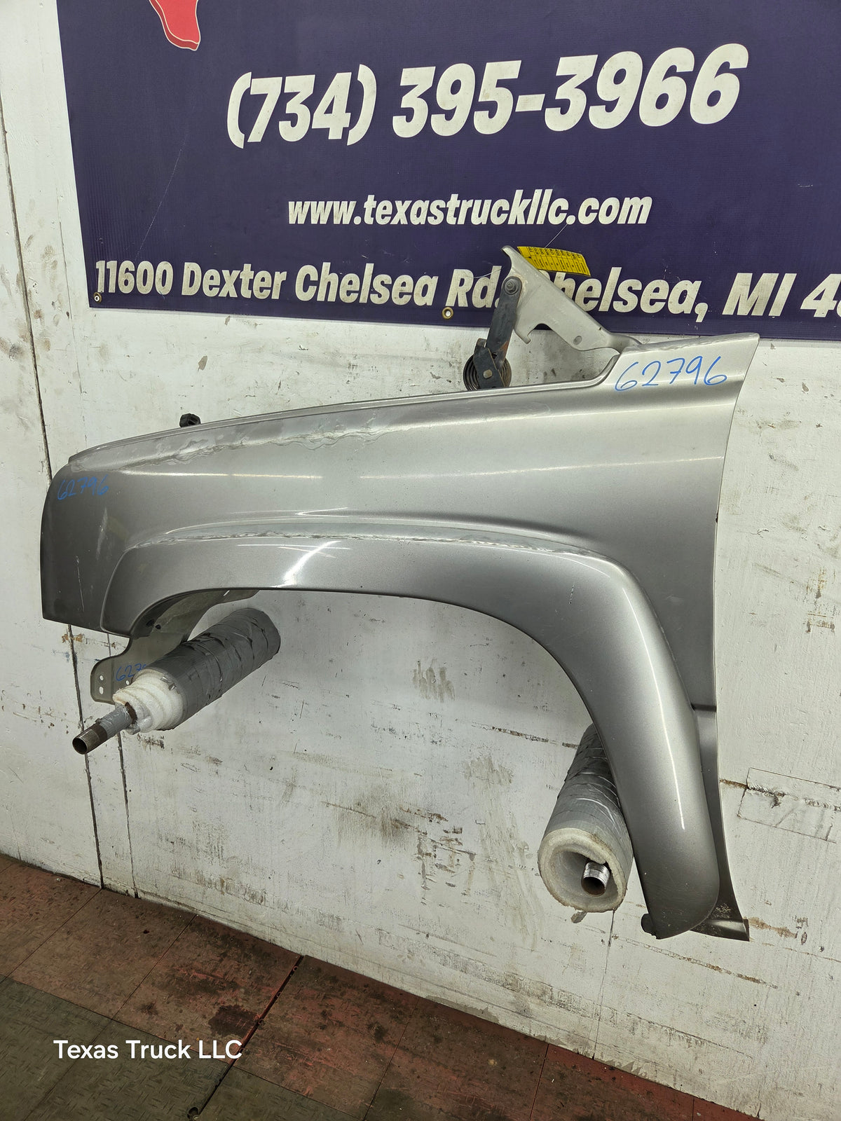 2003-2007 Chevrolet Silverado / Tahoe / Suburban 1500 2500 3500 HD LH Driver Side "Cateye" Front Fender