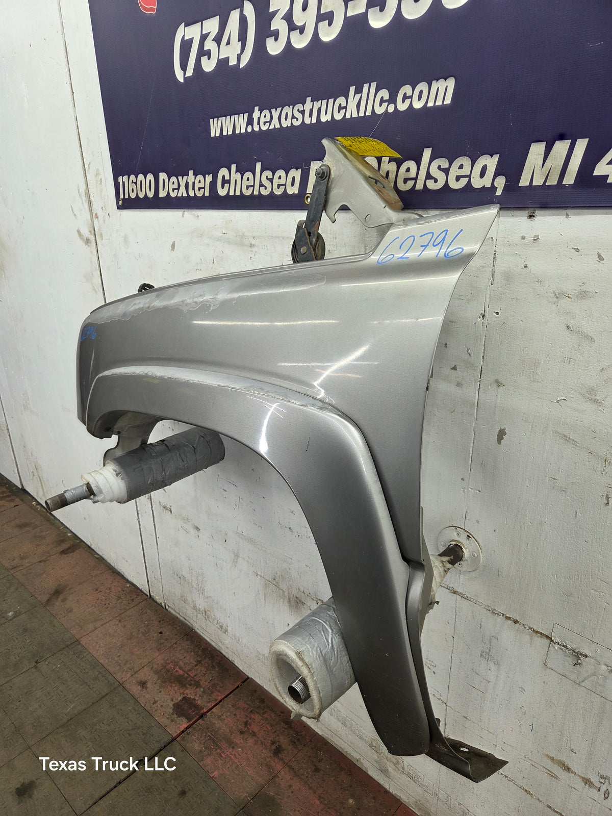 2003-2007 Chevrolet Silverado / Tahoe / Suburban 1500 2500 3500 HD LH Driver Side "Cateye" Front Fender