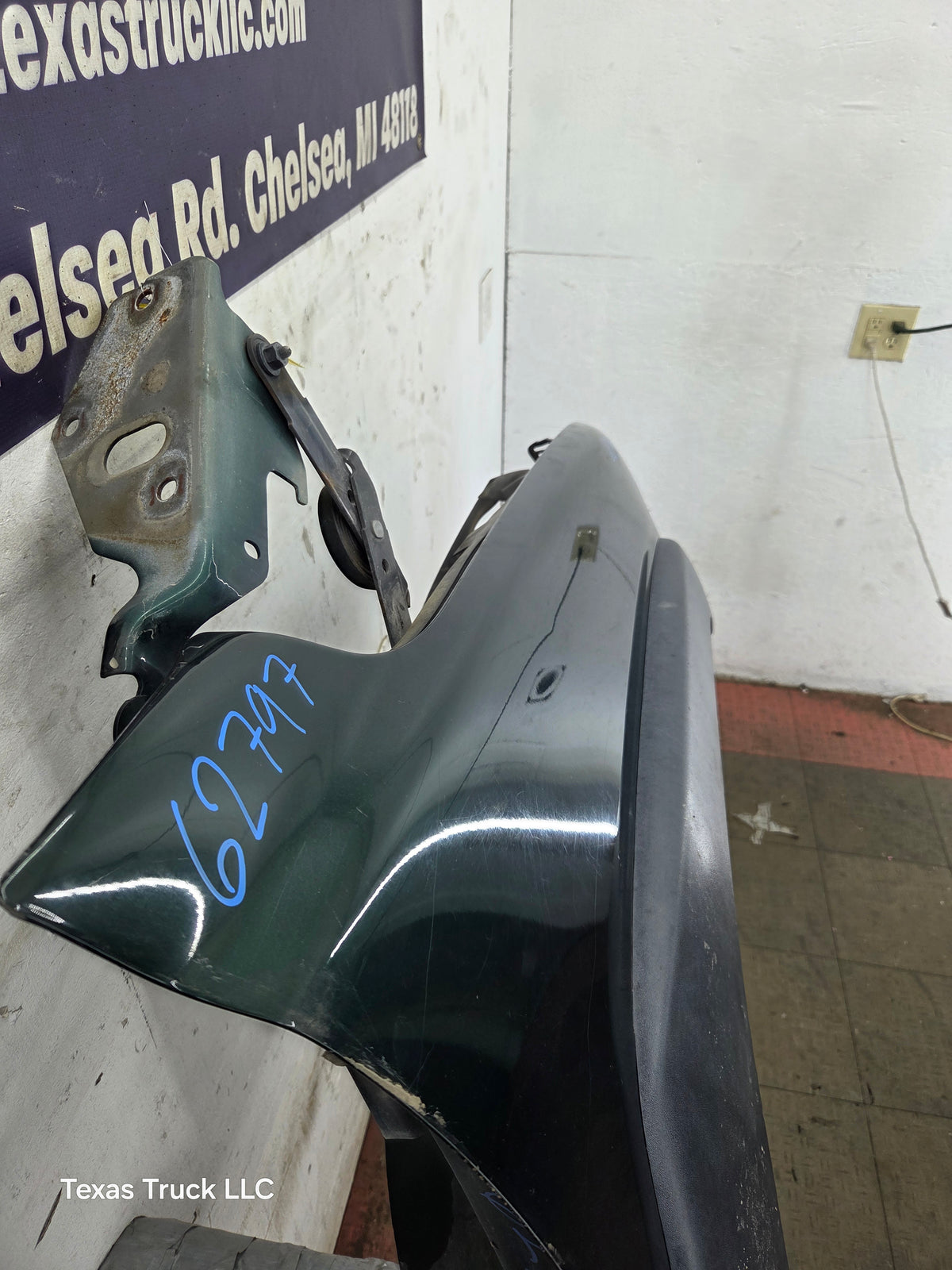 1999-2002 Chevrolet Silverado / Tahoe / Suburban 1500 2500 3500 HD Passenger Front Fender