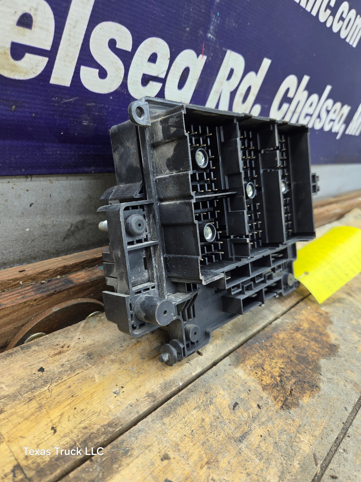 2003-2005 Chevrolet Silverado / GMC Sierra 1500 250 3500 Engine Bay Fuse Box - 15177117