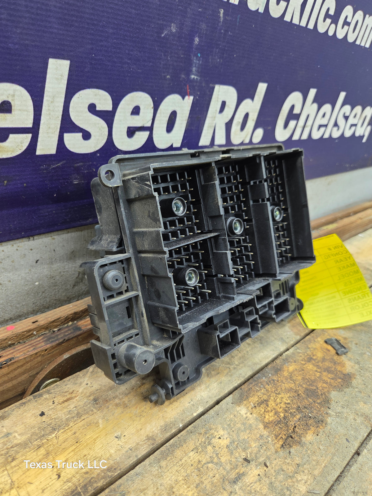 1999-2002 Chevrolet Silverado / GMC Sierra Engine Bay Fuse Box - 15328827