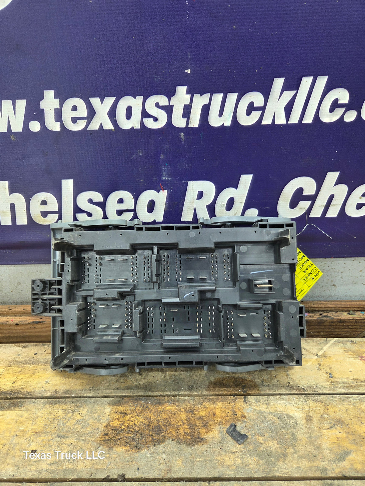2007-2009 Chevrolet Silverado / GMC Sierra 1500 2500 3500 Engine Bay Fuse Box