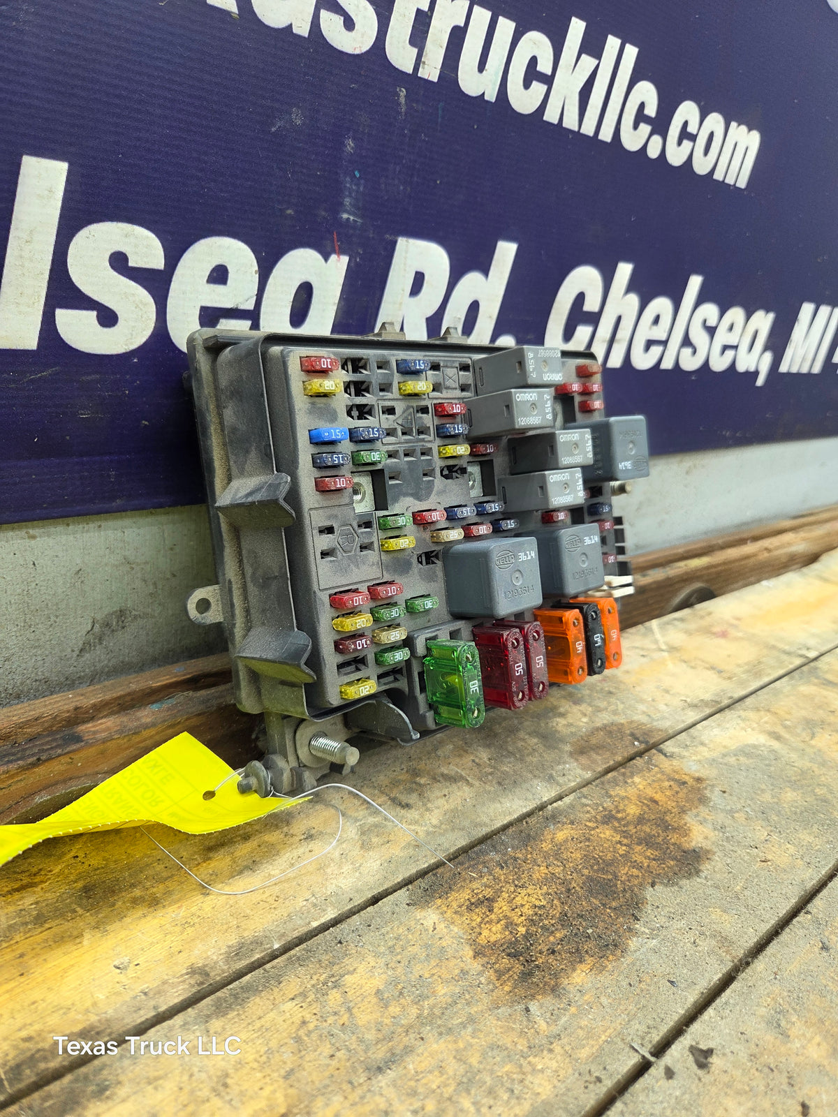 1999-2002 Chevrolet Silverado / GMC Sierra 1500 Engine Bay Fuse Box - 15328806