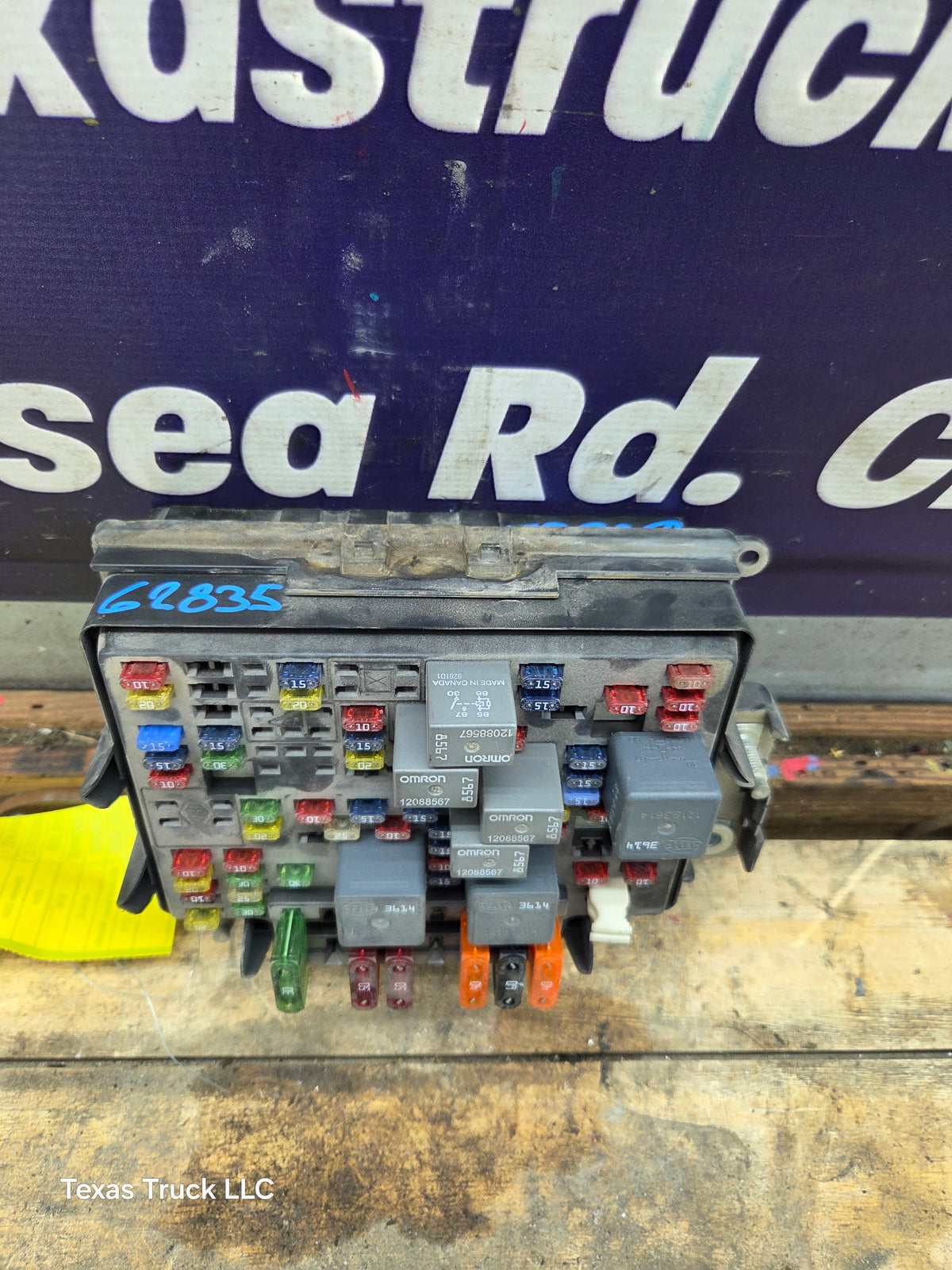 1999-2002 Chevrolet Silverado / GMC Sierra 1500 Engine Bay Fuse Box - 15328806