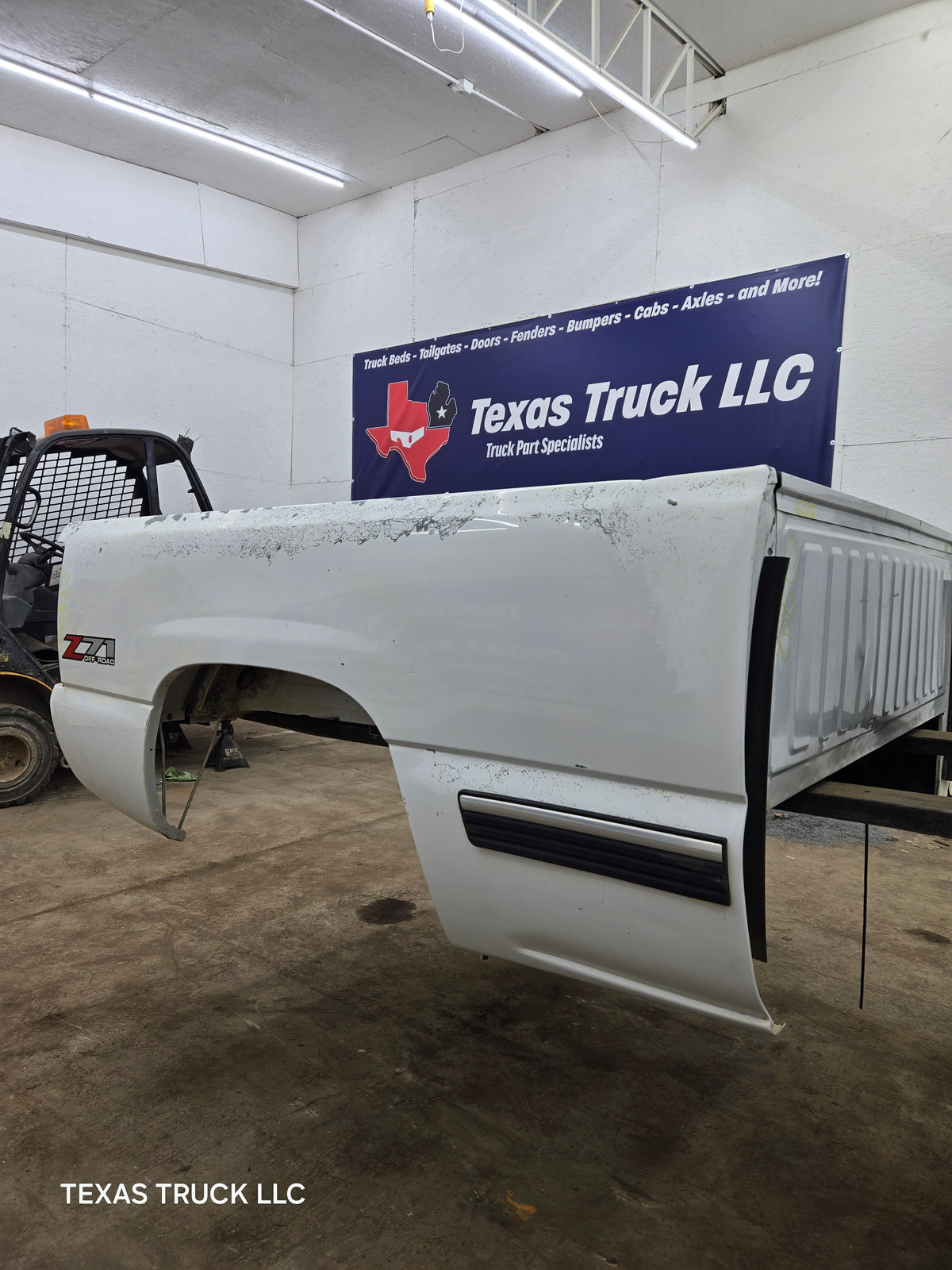 1999-2007 Chevrolet Silverado / GMC Sierra 1500 2500HD 3500HD 6' 6" Short Truck Bed
