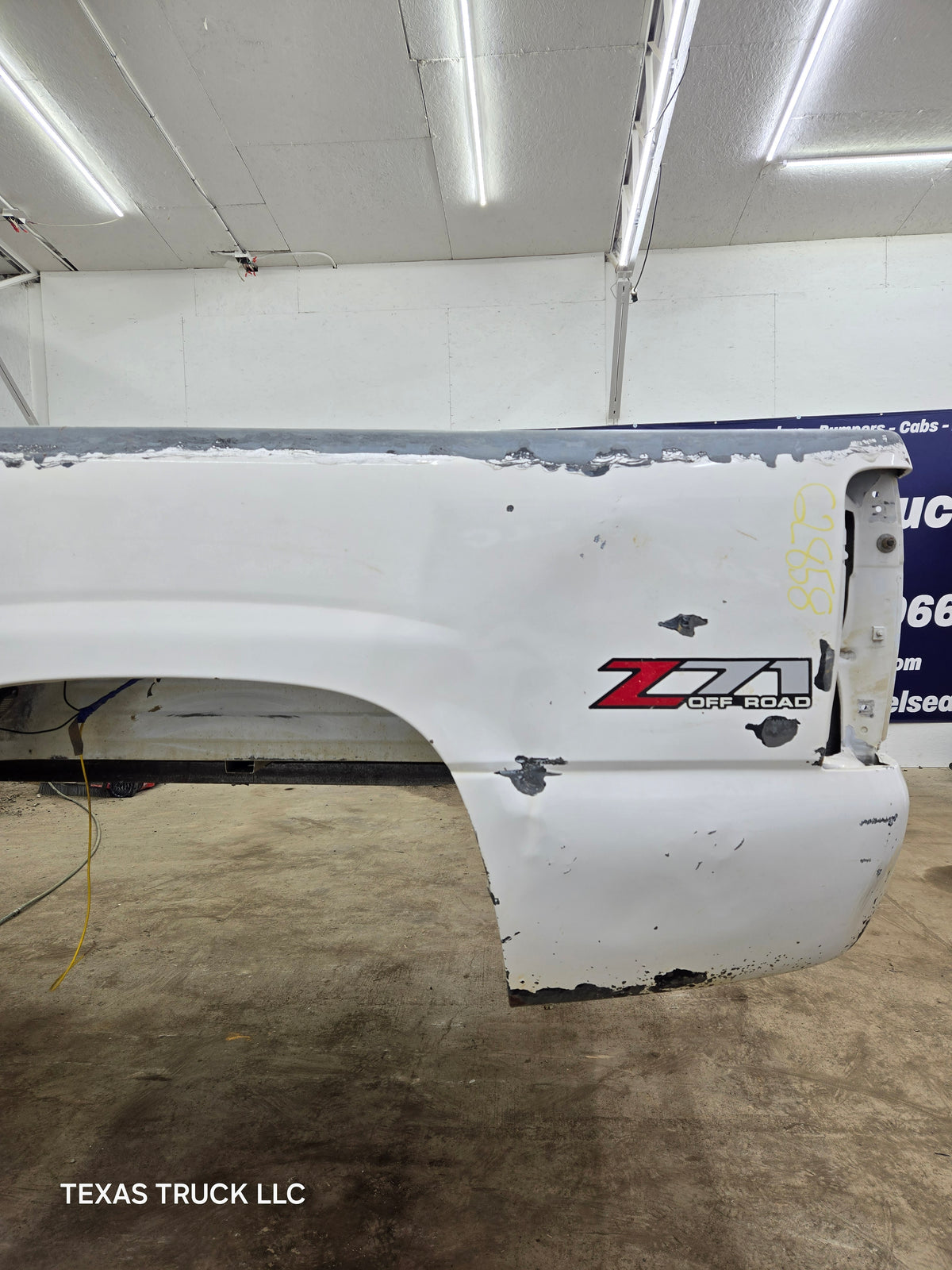 1999-2007 Chevrolet Silverado / GMC Sierra 1500 2500HD 3500HD 6' 6" Short Truck Bed