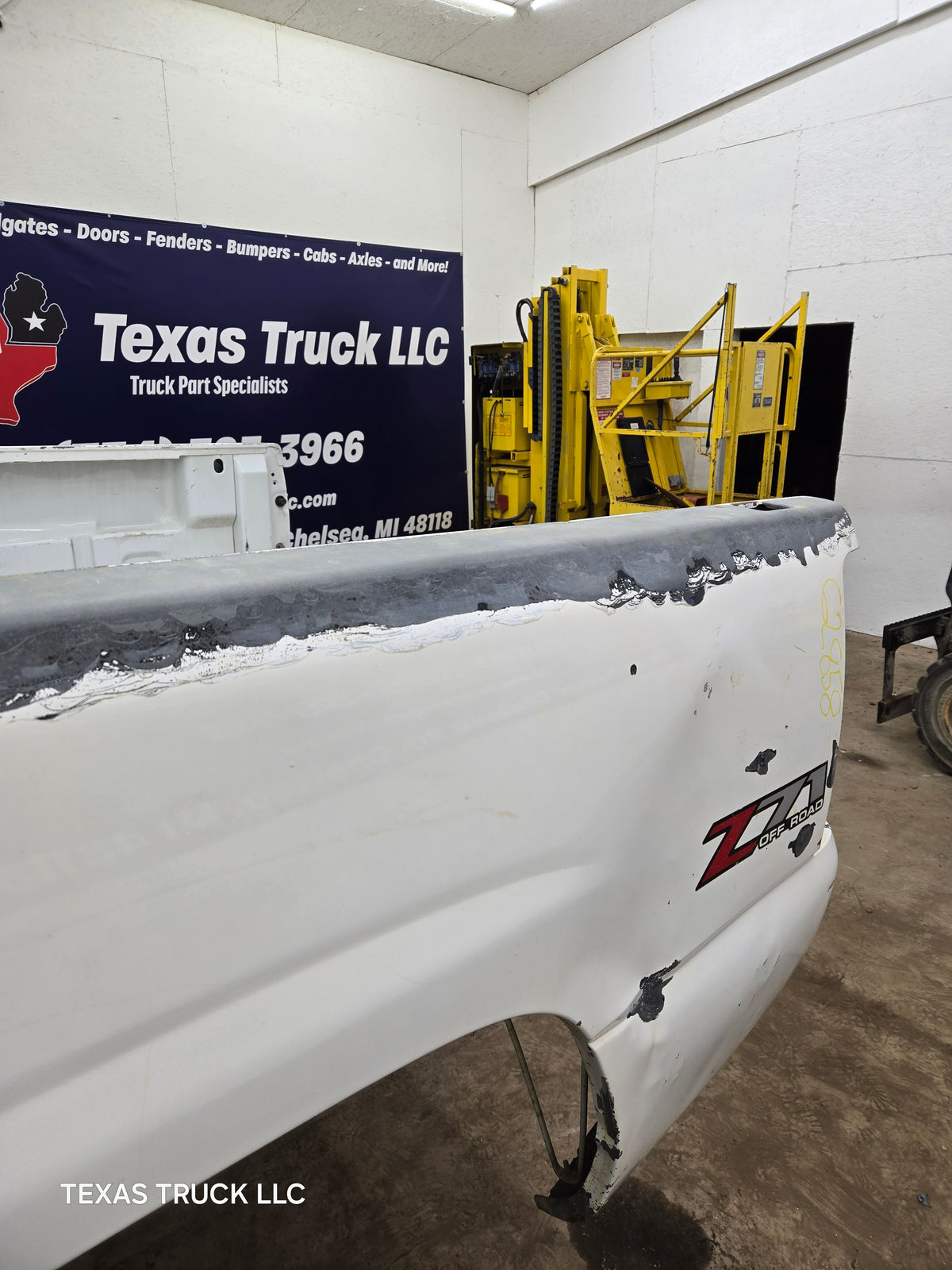 1999-2007 Chevrolet Silverado / GMC Sierra 1500 2500HD 3500HD 6' 6" Short Truck Bed