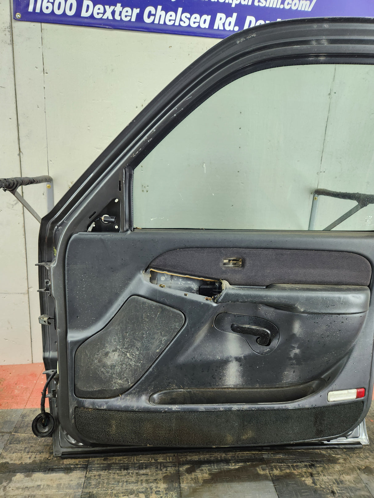 1999-2006 Chevrolet Silverado / GMC Sierra 1500 2500 3500 HD Front Passenger Door RH