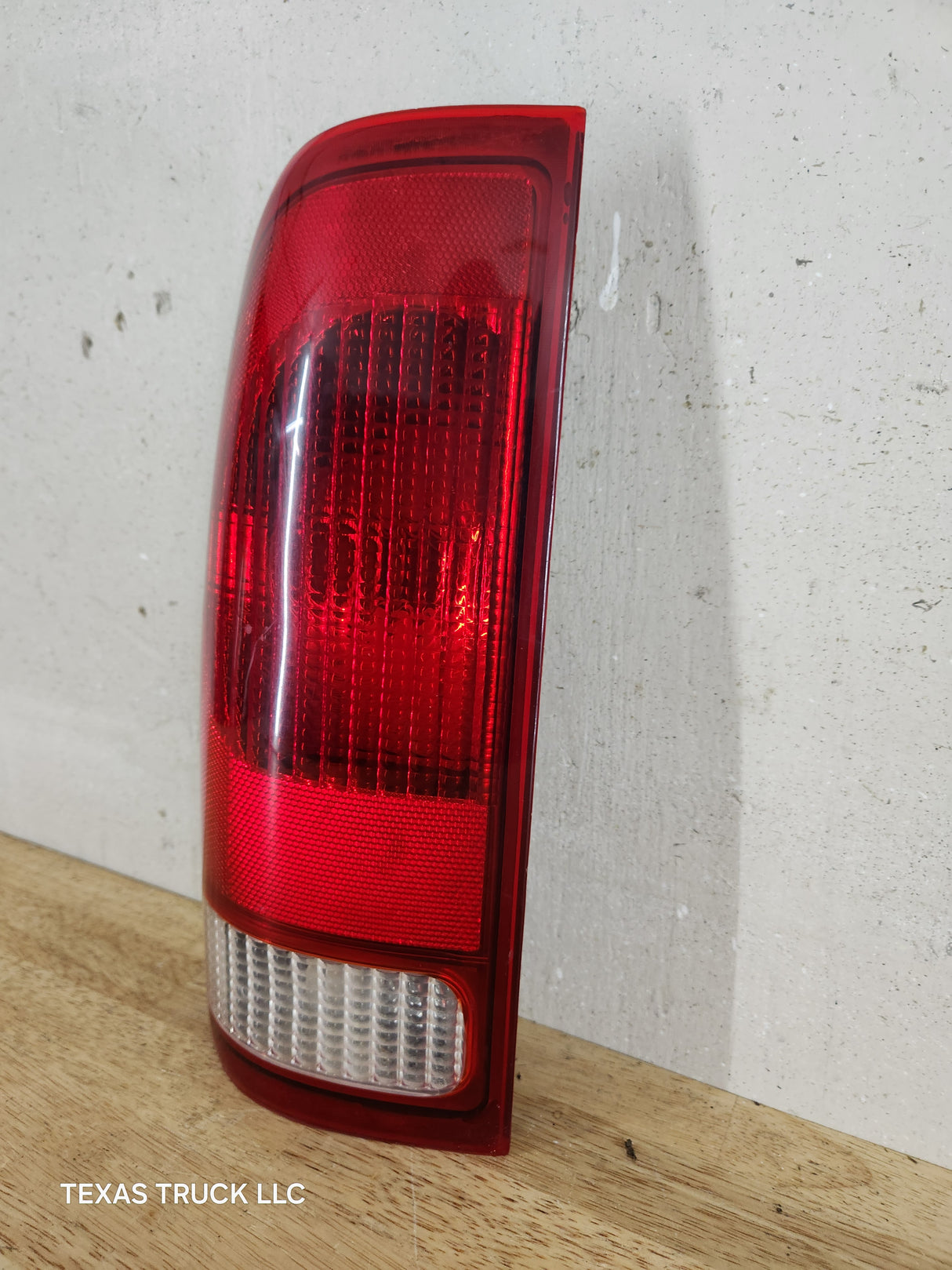 1999-2007 Ford Super Duty F250 F350 F450 F550 LH Driver Side Tail Light