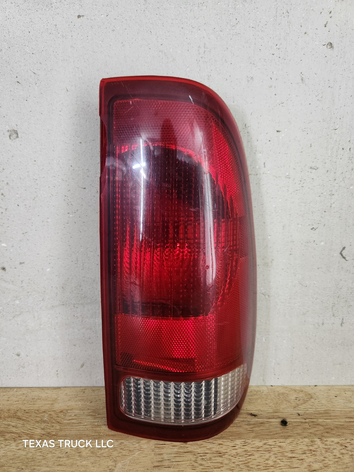 1999-2007 Ford Super Duty F250 F350 F450 F550 RH Passenger Side Tail Light