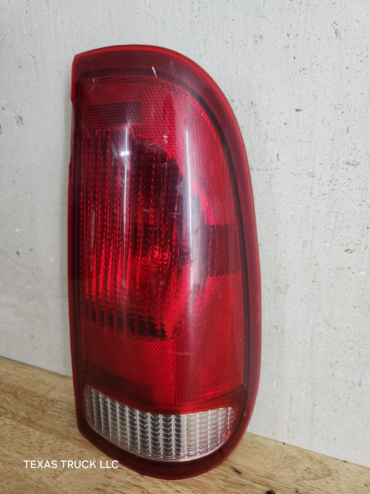 1999-2007 Ford Super Duty F250 F350 F450 F550 RH Passenger Side Tail Light