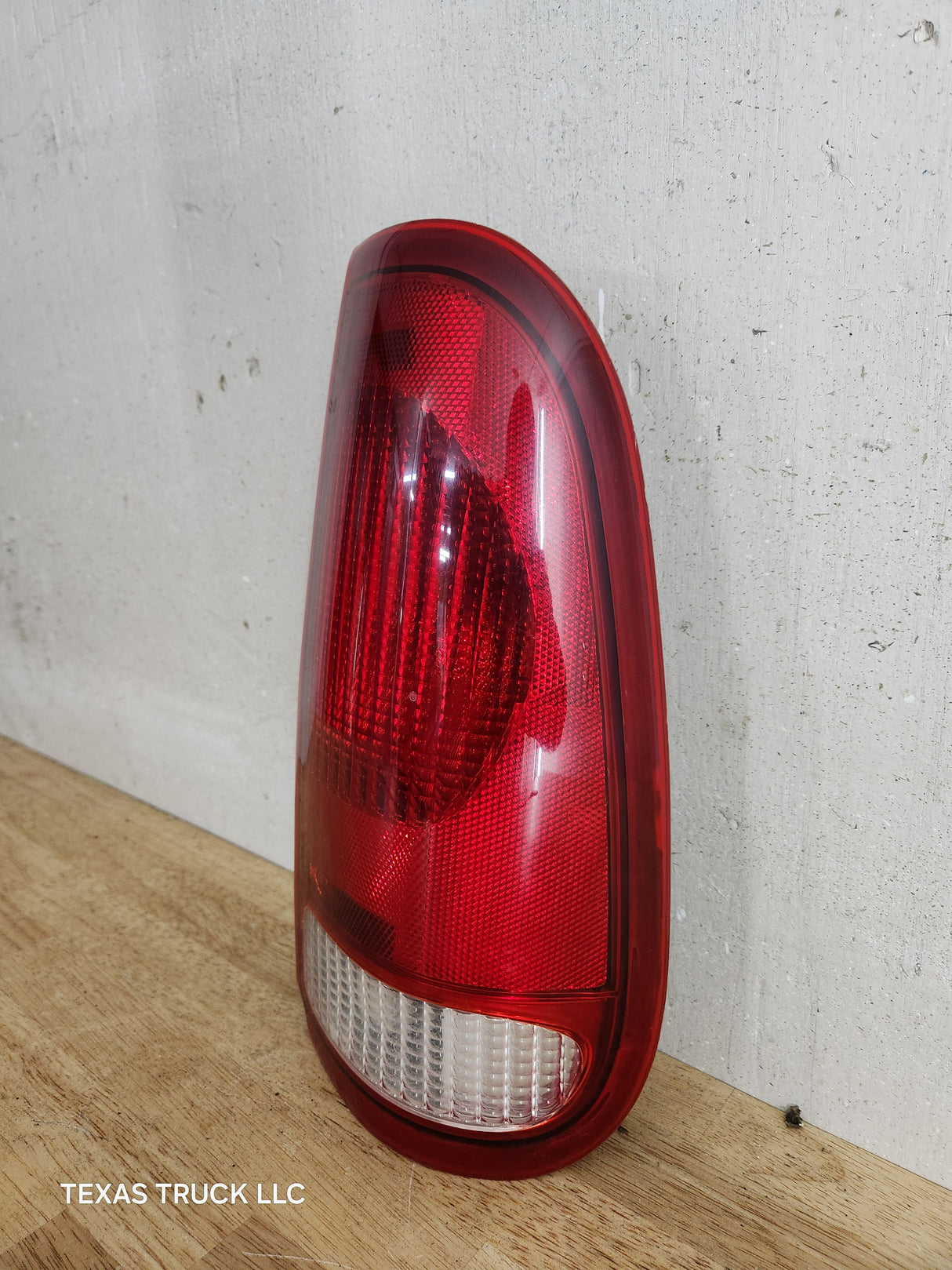 1999-2007 Ford Super Duty F250 F350 F450 F550 RH Passenger Side Tail Light