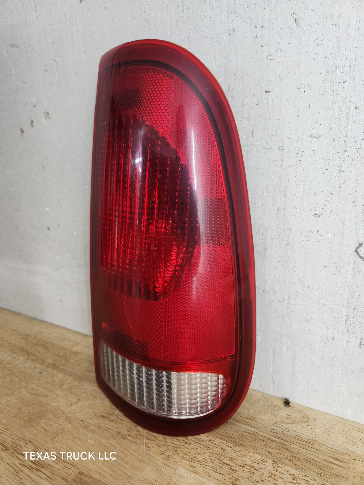 1999-2007 Ford Super Duty F250 F350 F450 F550 RH Passenger Side Tail Light