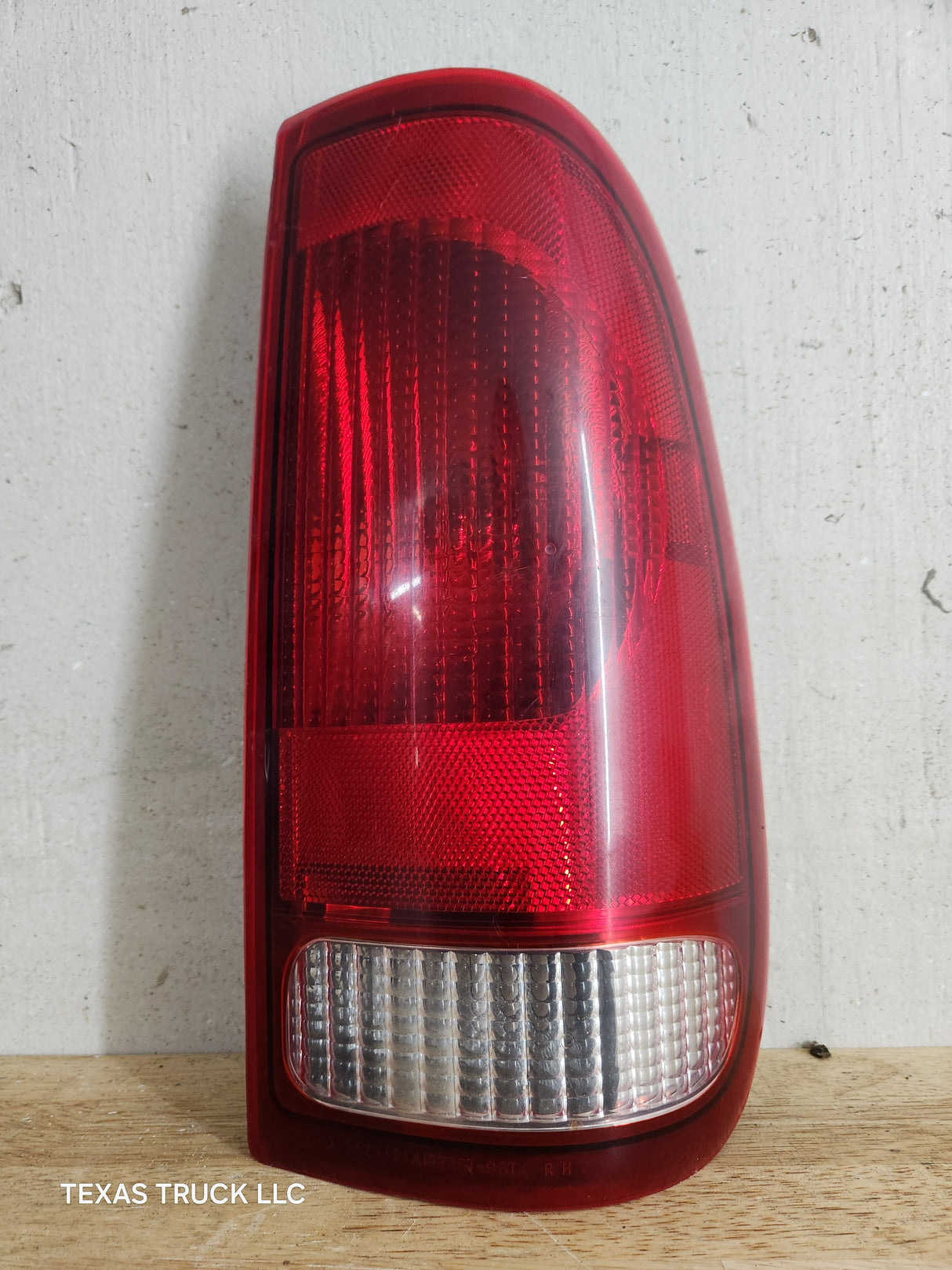 1999-2007 Ford Super Duty F250 F350 F450 F550 RH Passenger Side Tail Light