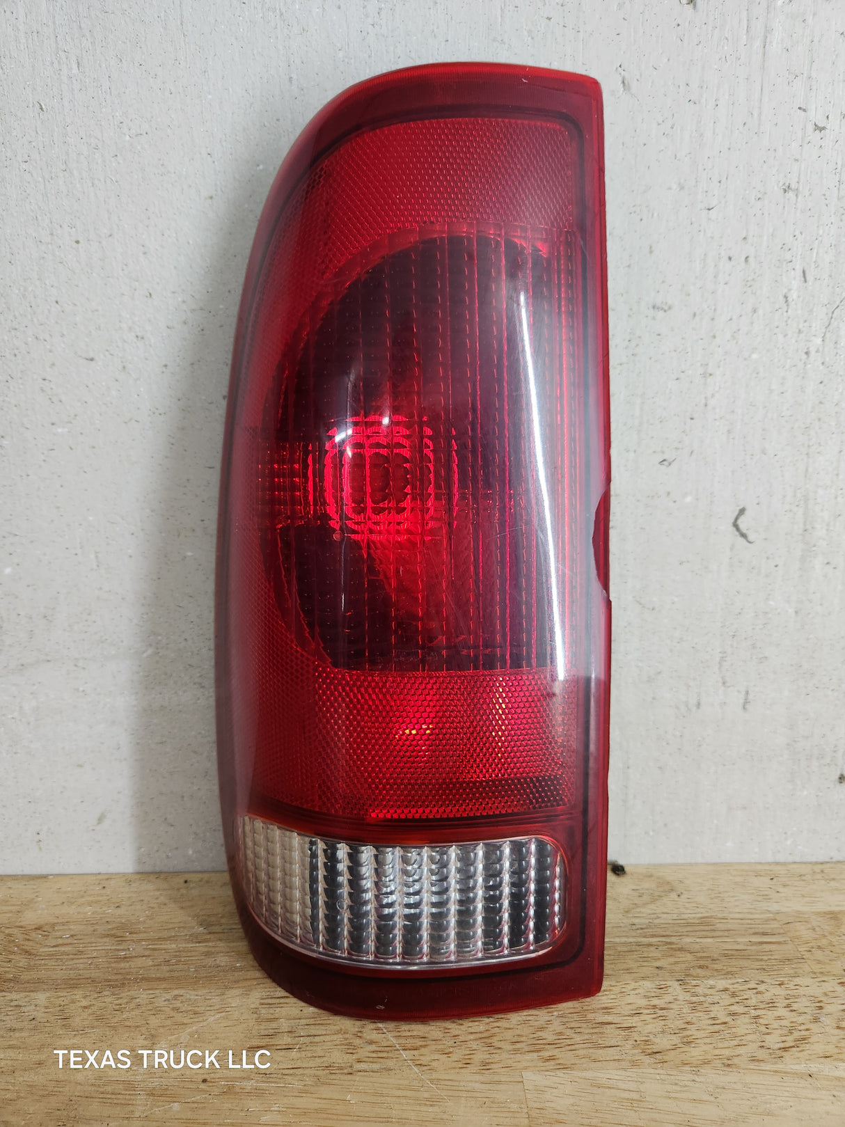 1999-2007 Ford Super Duty F250 F350 F450 F550 LH Driver Side Tail Light