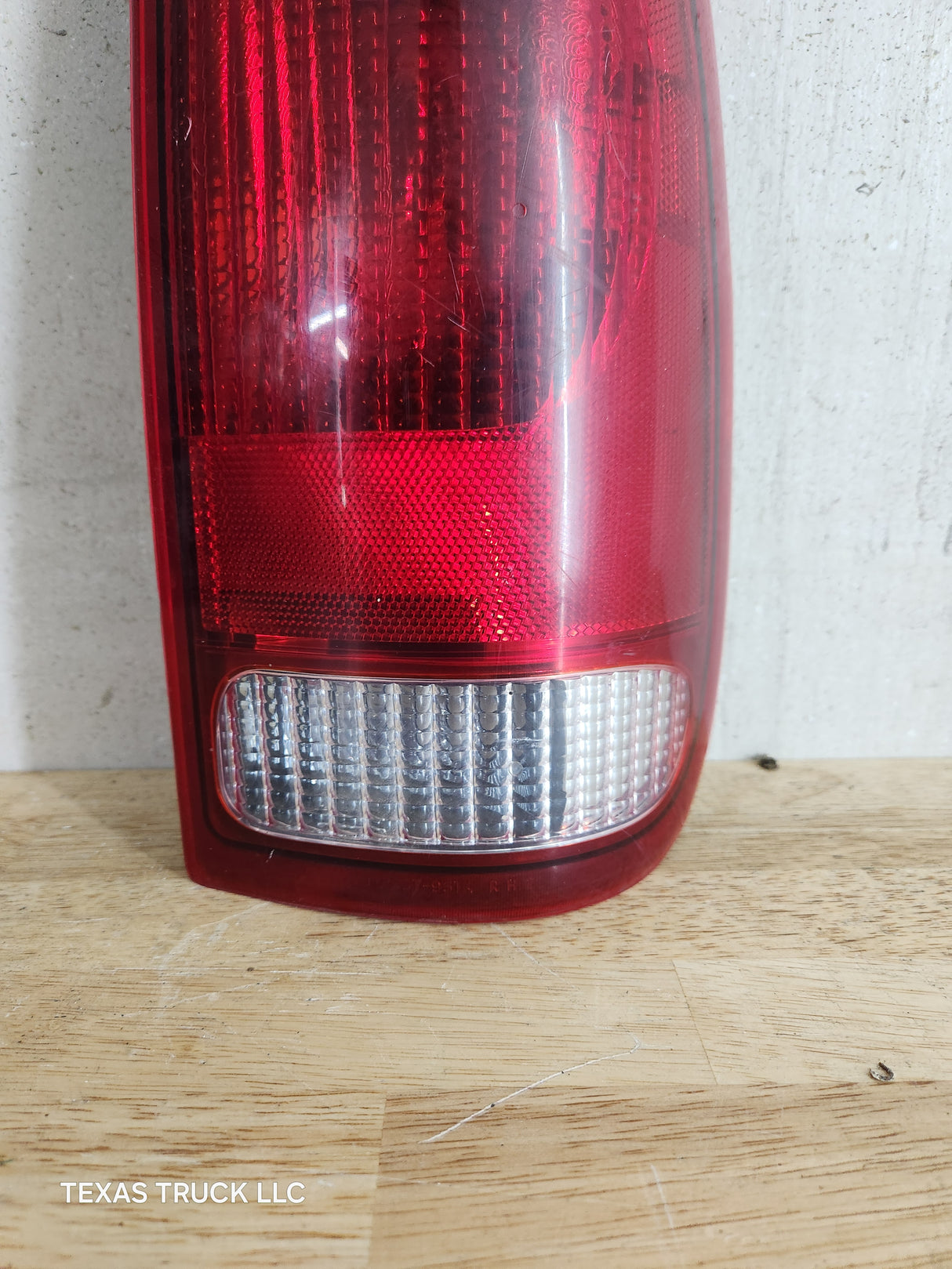 1999-2007 Ford Super Duty F250 F350 F450 F550 RH Passenger Side Tail Light