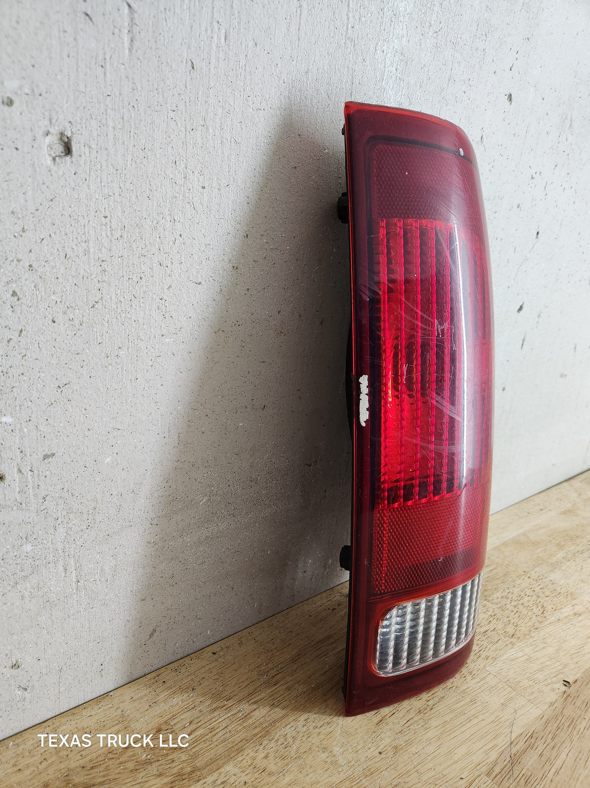 1999-2007 Ford Super Duty F250 F350 F450 F550 RH Passenger Side Tail Light