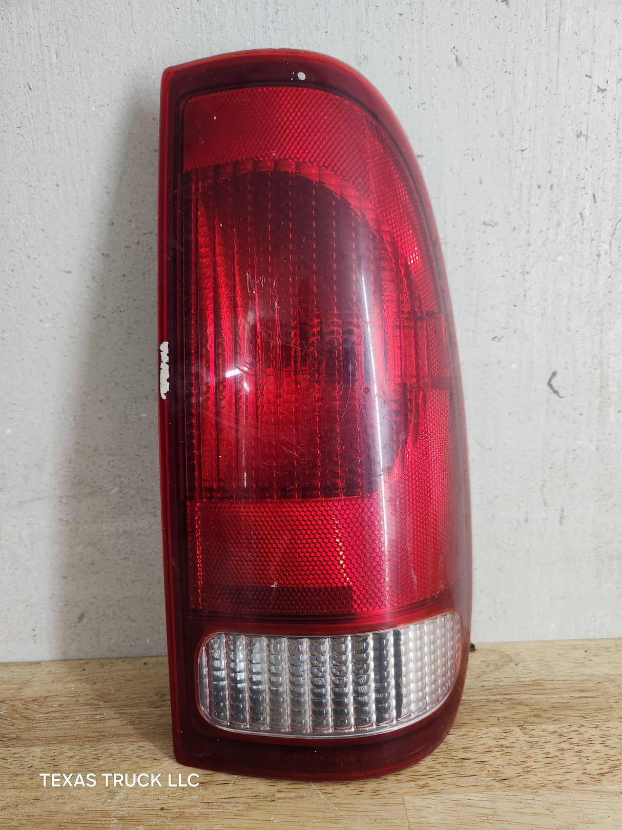 1999-2007 Ford Super Duty F250 F350 F450 F550 RH Passenger Side Tail Light