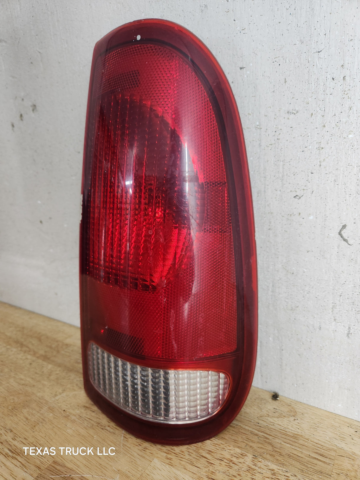 1999-2007 Ford Super Duty F250 F350 F450 F550 RH Passenger Side Tail Light