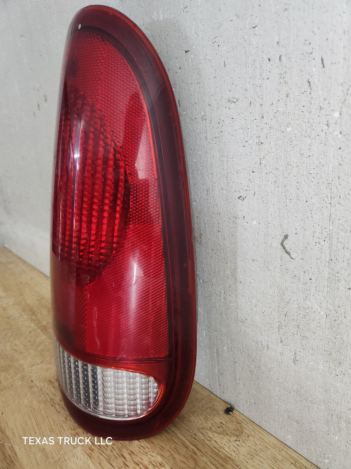 1999-2007 Ford Super Duty F250 F350 F450 F550 RH Passenger Side Tail Light