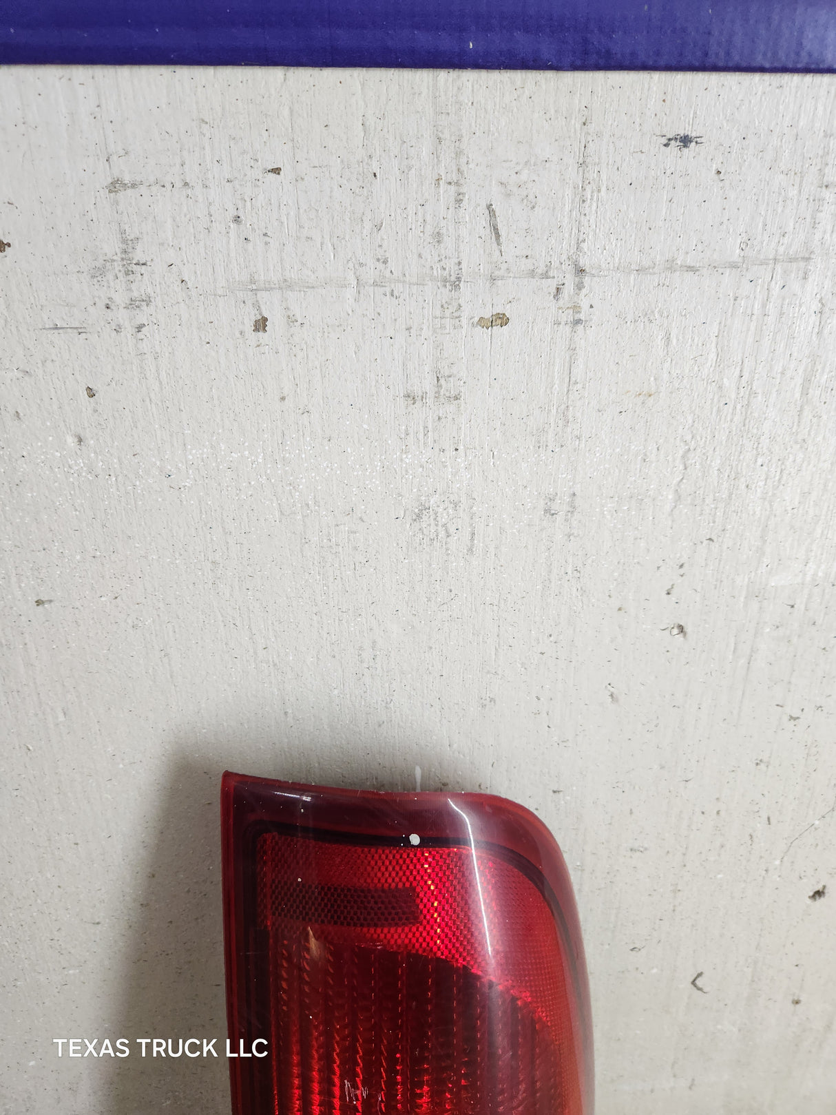 1999-2007 Ford Super Duty F250 F350 F450 F550 RH Passenger Side Tail Light