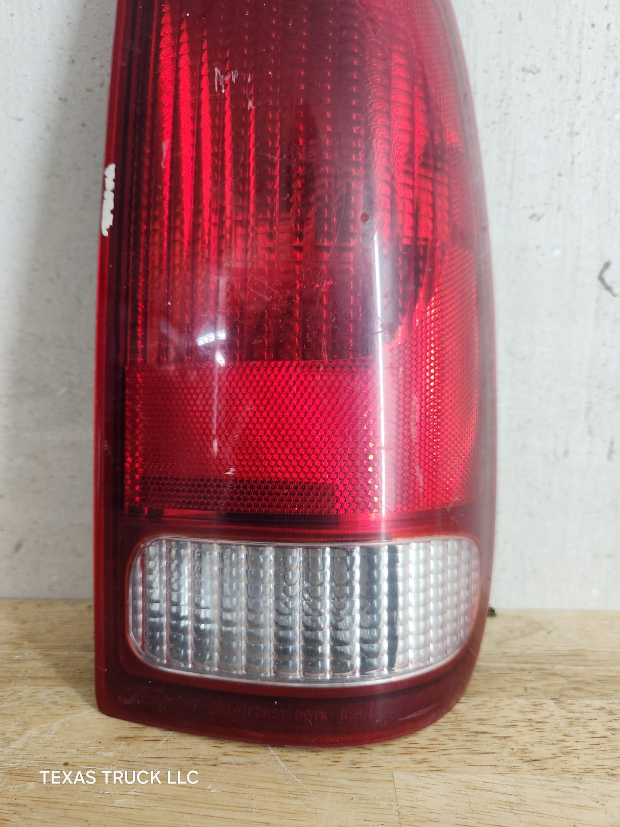 1999-2007 Ford Super Duty F250 F350 F450 F550 RH Passenger Side Tail Light