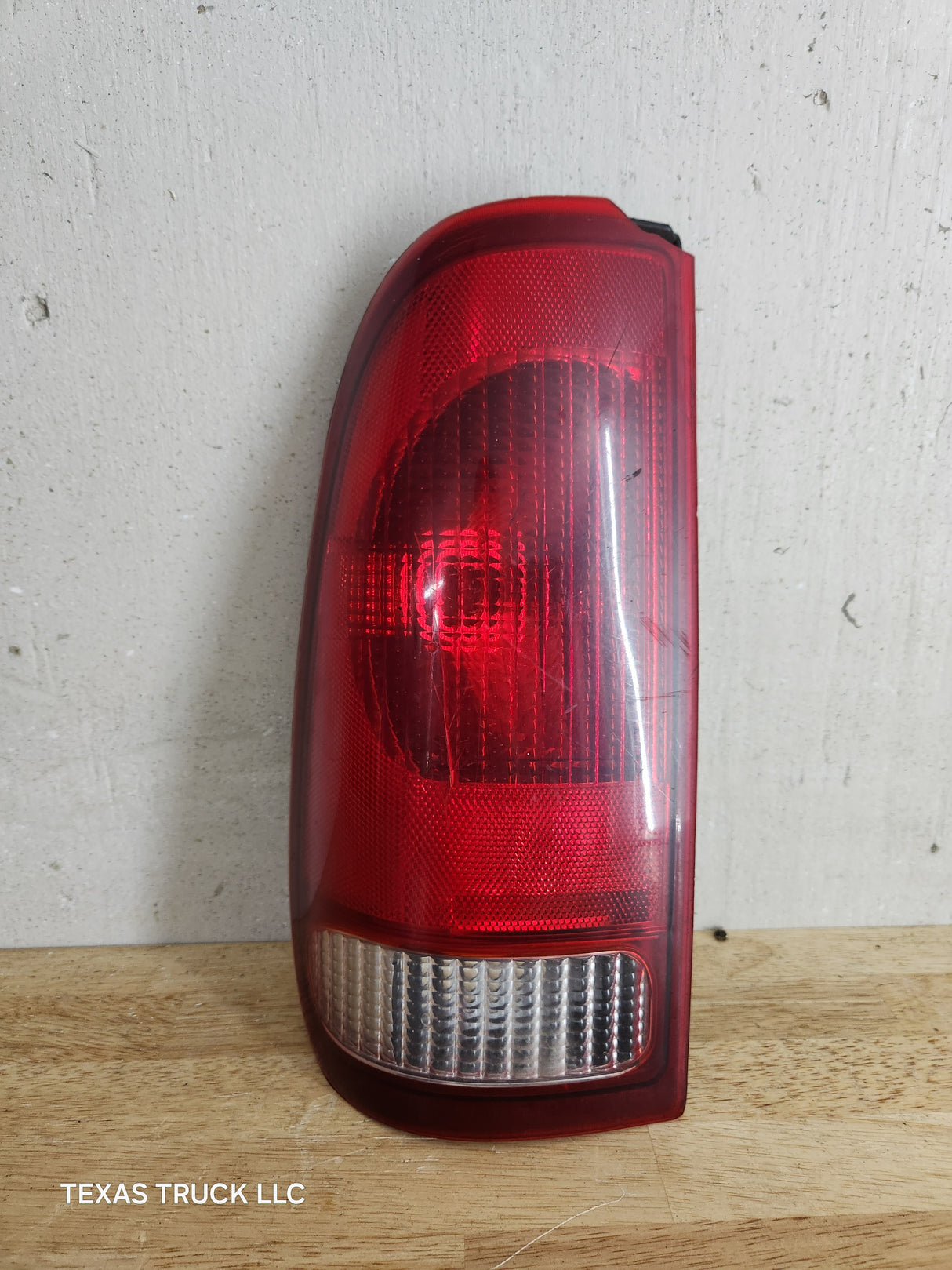 1999-2007 Ford Super Duty F250 F350 F450 F550 LH Driver Side Tail Light