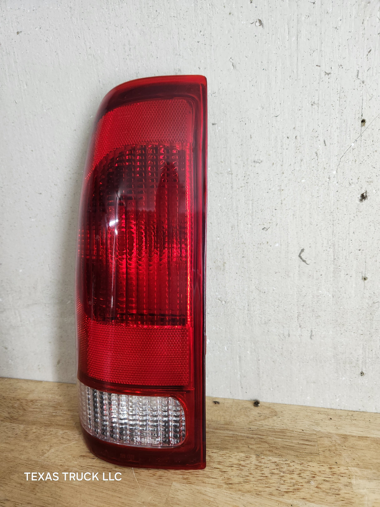 1999-2007 Ford Super Duty F250 F350 F450 F550 LH Driver Side Tail Light